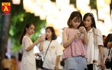 Hàng trăm chiếc đèn lồng trên phố Phùng Hưng trở thành điểm check in của giới trẻ dịp Tết Trung thu
